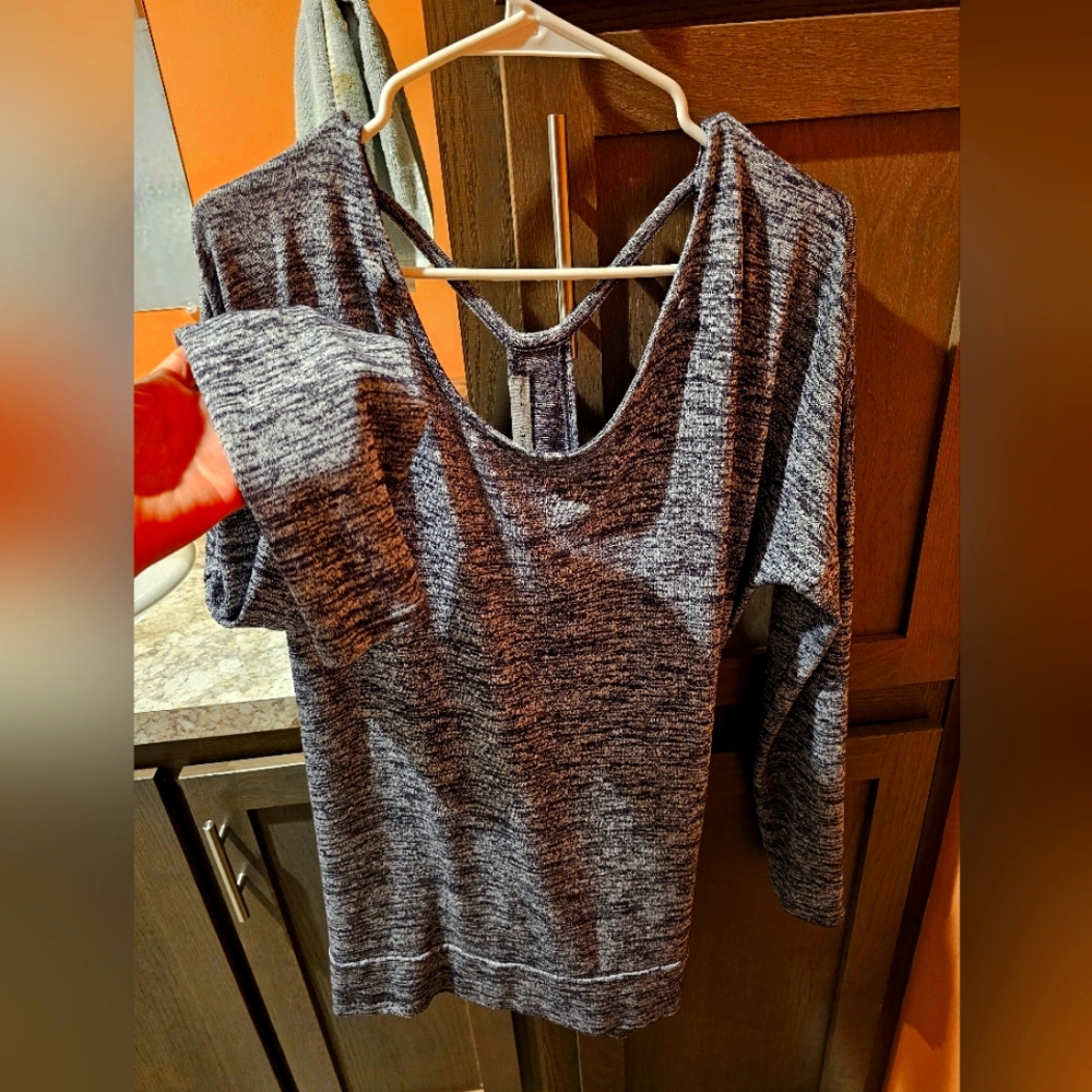 ATHLETA SHIRT - Picture 2 of 4